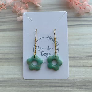 Daisy in green-gold drop earrings