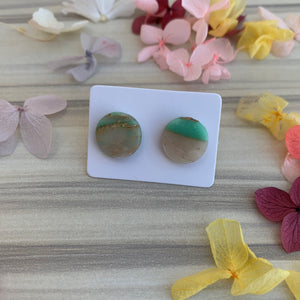 Round studs in amazonite marble