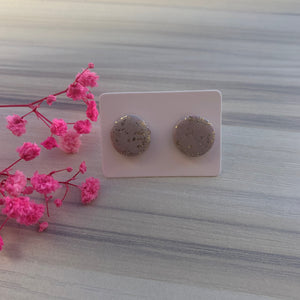 Round studs in beige/gold